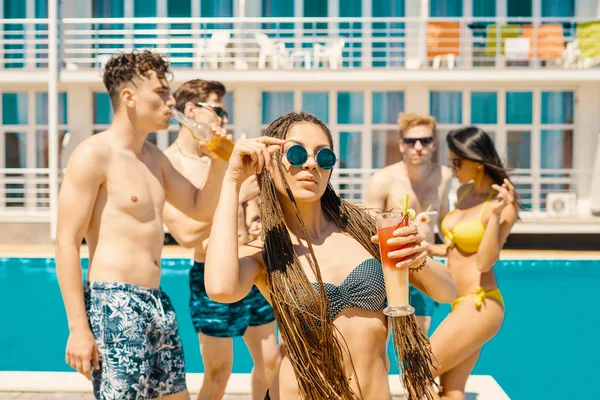 Personas tomando cócteles y cerveza durante la fiesta en la piscina — Foto de Stock