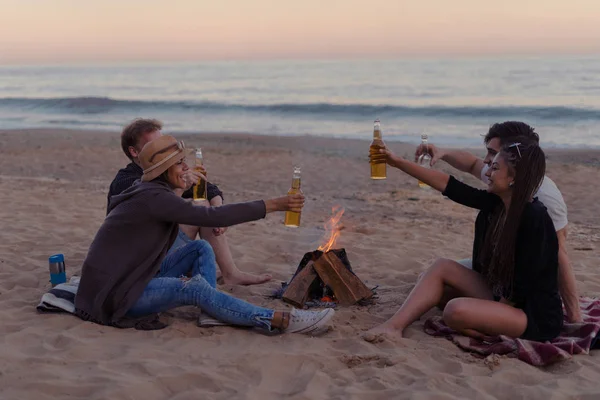 海滩上的朋友聚会饮酒酒精和碰杯的眼镜 — 图库照片