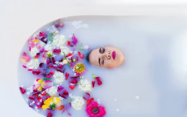 Closeup view of Woman in bath. Her face is drowning in a gentle bath — Stock Photo, Image