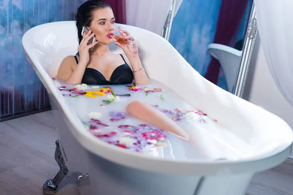 Donna sexy che parla al telefono mentre fa il bagno — Foto Stock