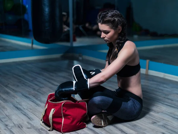 Daha önce eğitim boks eldiven giymiş genç boksör kız