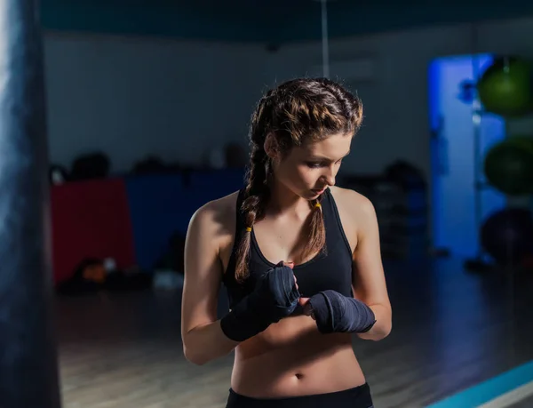 Chica boxeadora joven usando vendaje de mano durante el entrenamiento i —  Fotos de Stock