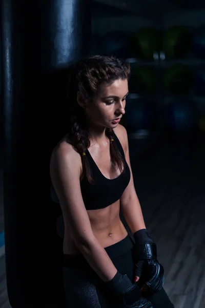Cabreado joven boxeador chica usando guantes de boxeo sentado en t —  Fotos de Stock
