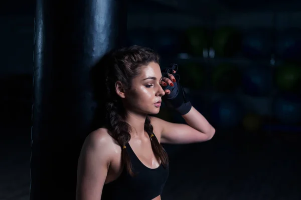 Upset young fighter boxer girl wearing boxing gloves, standing i — Stock Photo, Image