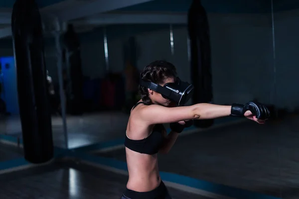 Jovem lutador boxer ajuste menina em óculos VR vestindo luvas de boxe — Fotografia de Stock