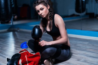 Daha önce eğitim boks eldiven giymiş genç boksör kız.