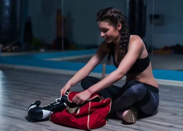 Chica boxeadora joven usando guantes de boxeo antes del entrenamiento —  Fotos de Stock