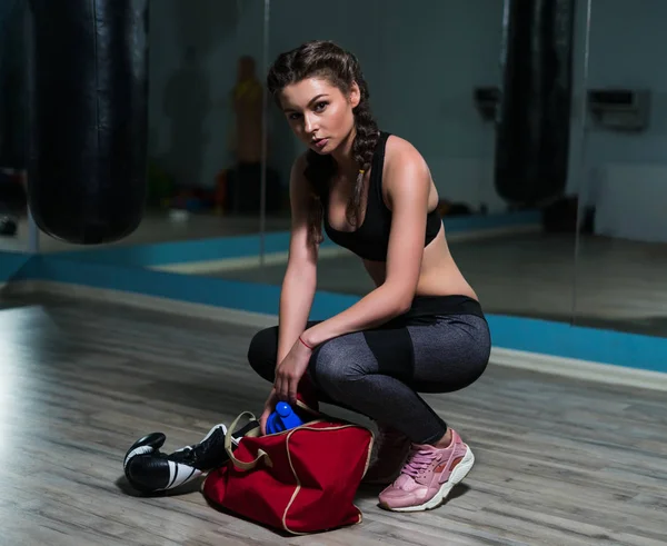 Joven boxeador chica toma agua de la bolsa antes de entrenar —  Fotos de Stock