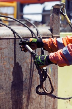 Denizci güverte kargo işlemleri sırasında çalışma