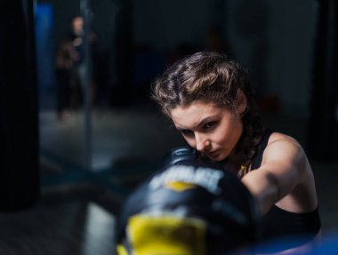 Genç boksör eğitim boks eldiven giyen kız uygun