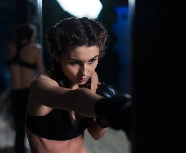 Beautiful young fighter boxer fit girl wearing boxing gloves in — Stock Photo, Image
