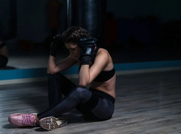 Αναστατώσει νεαρός μαχητής μπόξερ κορίτσι φορώντας γάντια του μποξ χωροθέτηση σε t — Φωτογραφία Αρχείου