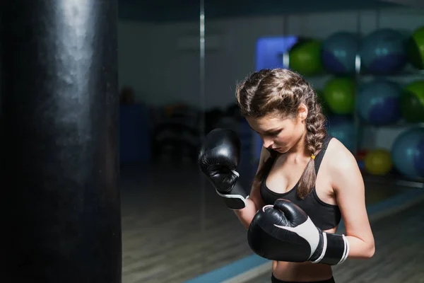 Νικήσει αναστατωμένος νεαρός μαχητής μπόξερ κορίτσι φορώντας γάντια του μποξ στο γυμναστήριο — Φωτογραφία Αρχείου