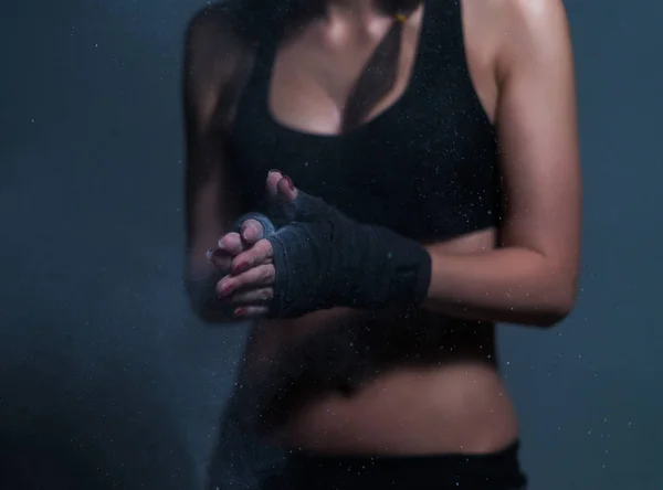 Joven boxeador en forma de chica usando vendaje de mano preparando agne — Foto de Stock