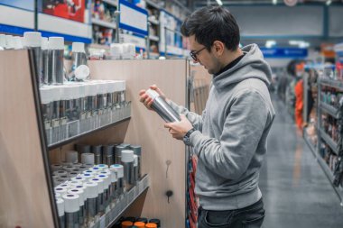 süpermarkette olabilir erkek müşteri satın alma sprey boya