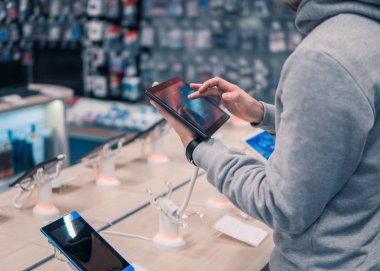 erkek müşteri eller, dijital tablet seçimi
