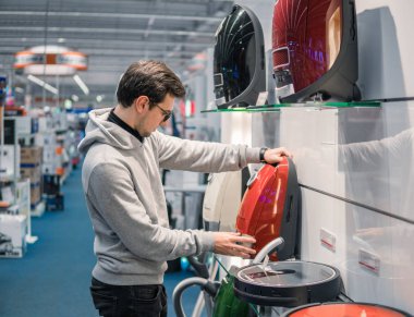 Akıllı müşteri yeni elektrikli süpürge satın alma.