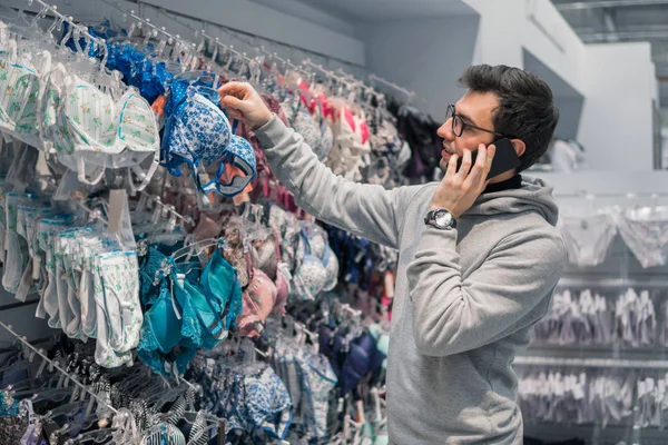 Homem escolher lingerie cueca para sua esposa em loja de supermercado — Fotografia de Stock