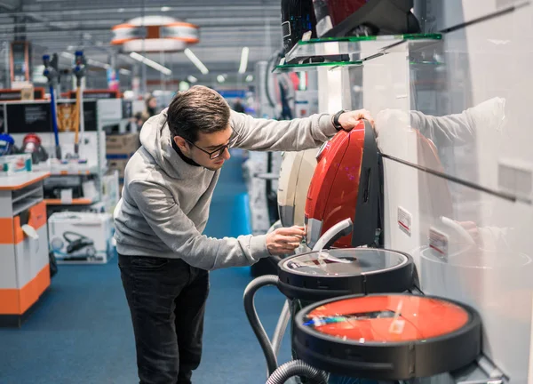 Akıllı müşteri yeni elektrikli süpürge satın alma.