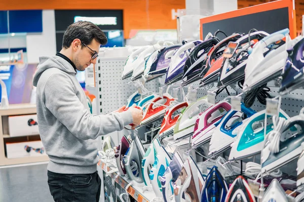 Cliente inteligente comprando ropa de hierro en el hipermercado — Foto de Stock