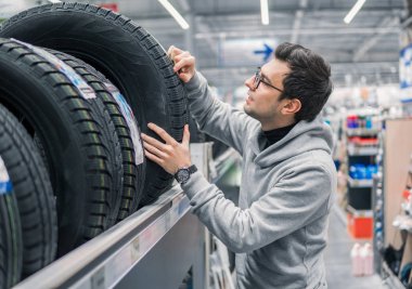 erkek müşteri yeni lastik seçimi