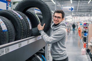 erkek müşteri yeni lastik seçimi