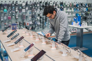 Akıllı erkek müşteri Smartphone seçme