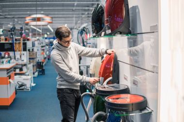 Akıllı müşteri yeni elektrikli süpürge satın alma.
