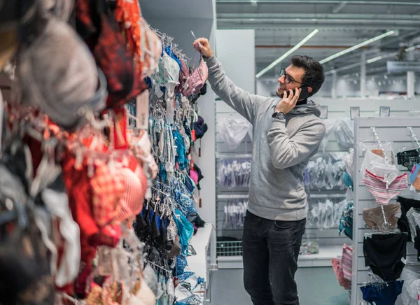 Homem escolher lingerie cueca para sua esposa em loja de supermercado — Fotografia de Stock