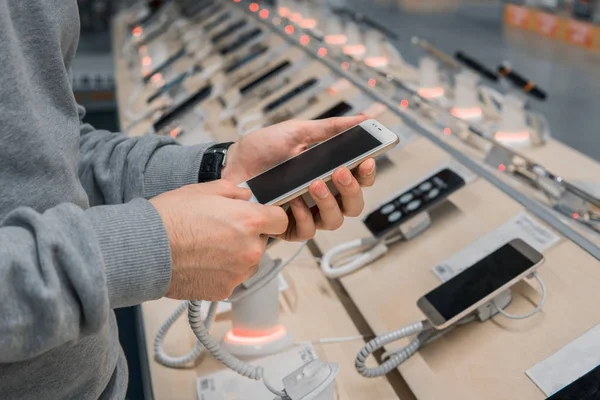 genç erkek müşteri Smartphone seçme