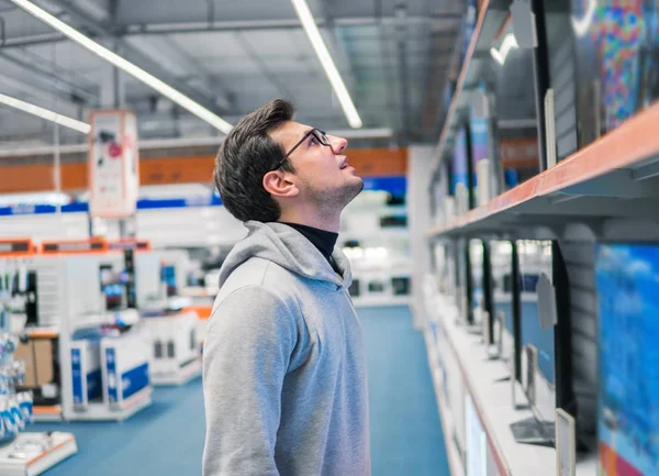 Cliente eligiendo grandes neveras en la sección de electrodomésticos — Foto de Stock