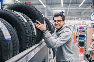 erkek müşteri yeni lastik seçimi