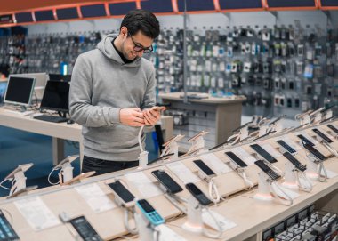 Mutlu erkek müşteri Smartphone seçme