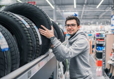 erkek müşteri yeni lastik seçimi