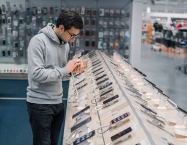 Akıllı erkek müşteri Smartphone seçme