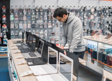 modern erkek müşteri bilgisayar deposunda laptop seçilmesi