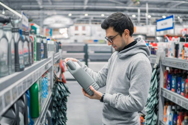 Inteligente cliente que compra aceite lubricante del motor en el supermercado del coche — Foto de Stock