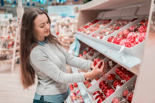 Müşteri kız Noel ve yılbaşı için hediye seçimi