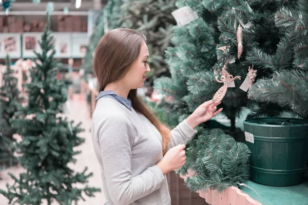 Menina cliente feliz escolher árvore de Natal para o ano novo — Fotografia de Stock