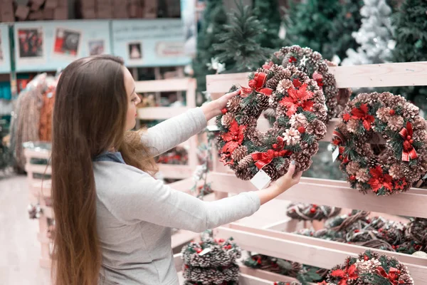 Menina cliente escolhendo decorações de Natal — Fotografia de Stock