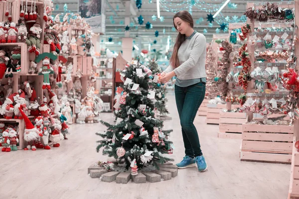 Menina cliente feliz escolher árvore de Natal para o ano novo — Fotografia de Stock