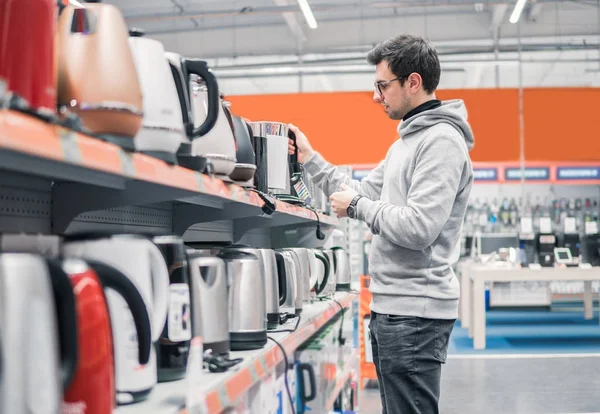 Cliente sceglie un bollitore nel centro commerciale del supermercato — Foto Stock