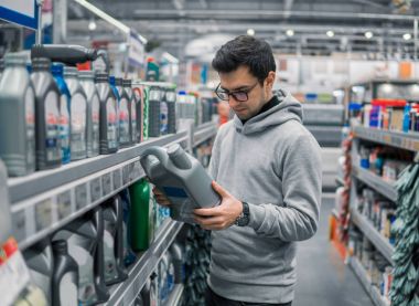 erkek müşteri motoru yağlama yağı araba süpermarkette satın alma
