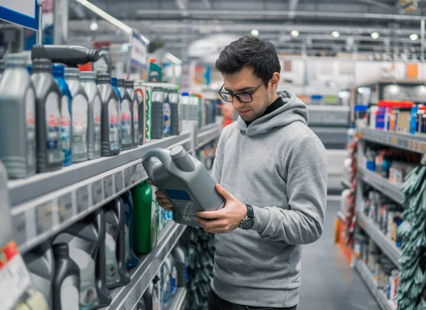 erkek müşteri motoru yağlama yağı araba süpermarkette satın alma