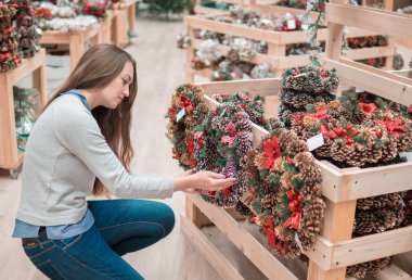 Müşteri kız seçimi Noel süsleri