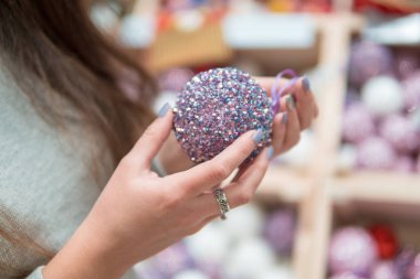 Neşeli mutlu müşteri kız Noel ağacı süsleme top seçme