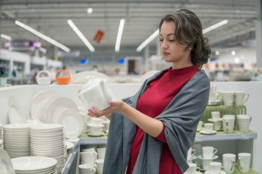 kadın müşteri seramik kettlein süpermarket alışveriş merkezi seçimi