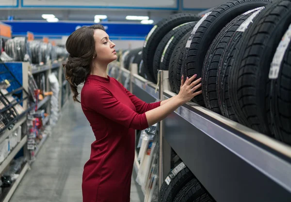 Cliente femminile che sceglie pneumatici nuovi — Foto Stock