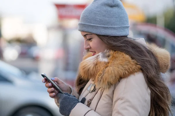 Chica caminando y mensajes de texto en el teléfono inteligente en la calle — Foto de Stock