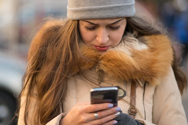 Chica caminando y mensajes de texto en el teléfono inteligente en la calle — Foto de Stock